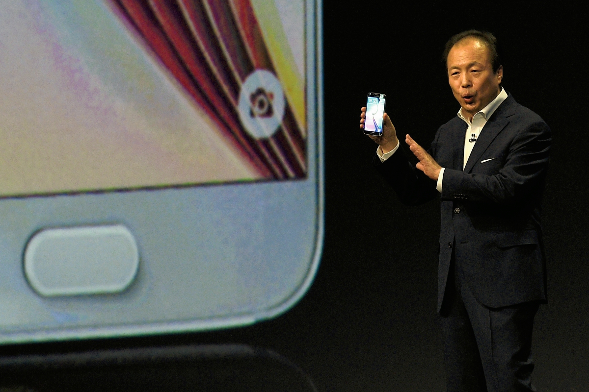 JK Shin, presidente de Samsung Electronics, muestra el Samsung Galaxy S6 el domingo, durante el Mobile World Congress de Barcelona (Foto Prensa Libre: AFP).