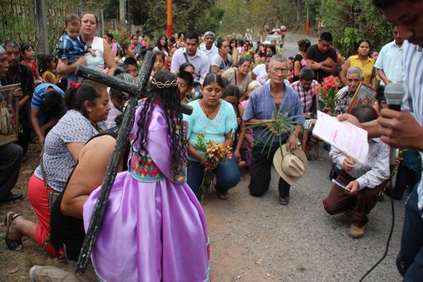 Peregrinos mexicanos llevan en procesión una réplica del Nazareno de Santa Ana Huista. (Foto Prensa Libre: Mike Castillo)