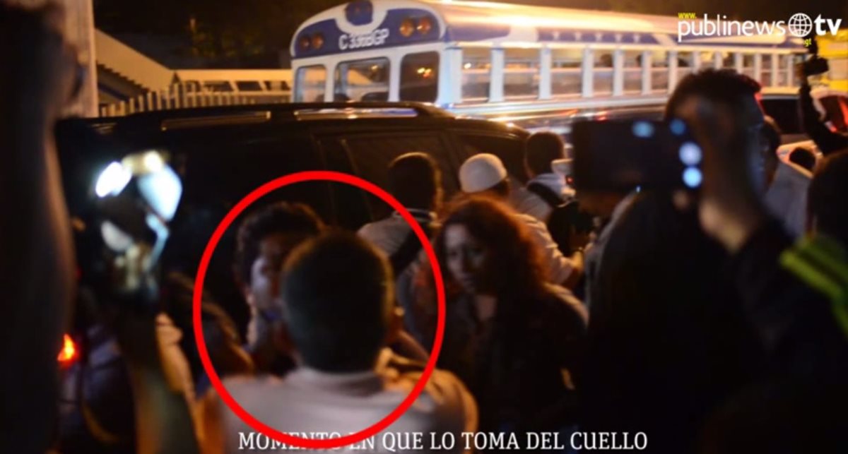 Un reportero de publinews capto el momento de la agresión al periodista de este diaroi (Foto Prensa Libre: Publinews)