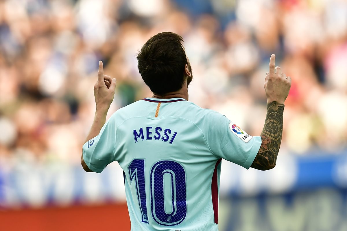 Lionel Messi no se cansa de hacer goles en La Liga Española y hoy hizo historia, una vez más. (Foto Prensa Libre: AP)