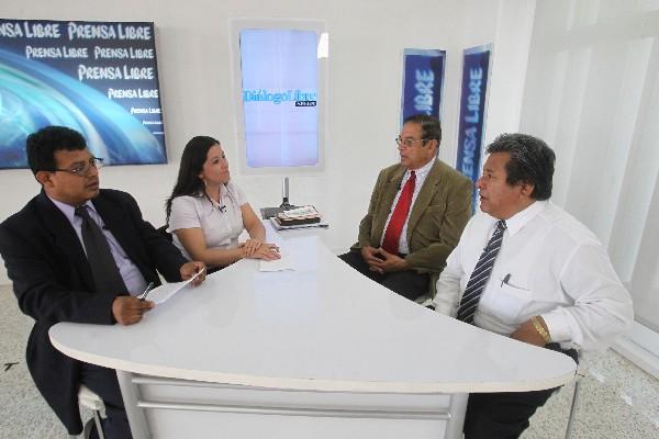 Los Periodistas Manuel Hernández y Andrea Orozco conversan con Daniel Osorio, de  Agivs,  y el sindicalista Carlos Tay —Der.— sobre las deficiencias y mala atención a afiliados al IGSS, en el programa Diálogo Libre.