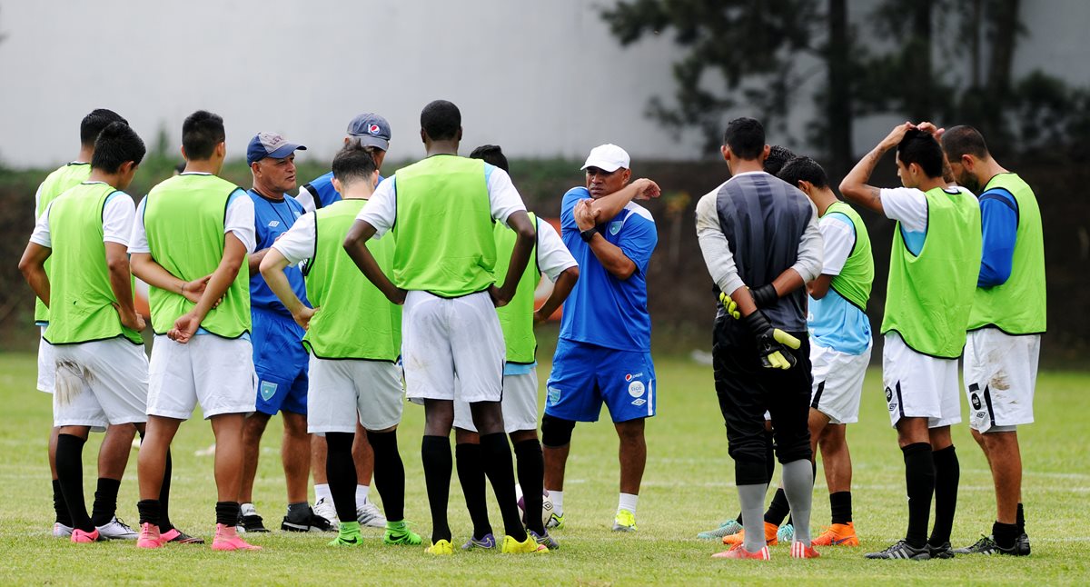 Los jugadores de la Bicolor se entrenaron este martes en el Proyecto Goal. (Foto Prensa Libre: Edwin Fajardo)