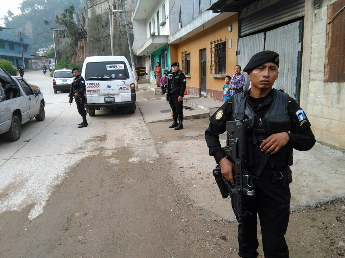 Amplio despliegue policial en la zona 6, en busca de extorsionistas. (Foto Prensa Libre: Estuardo Paredes)