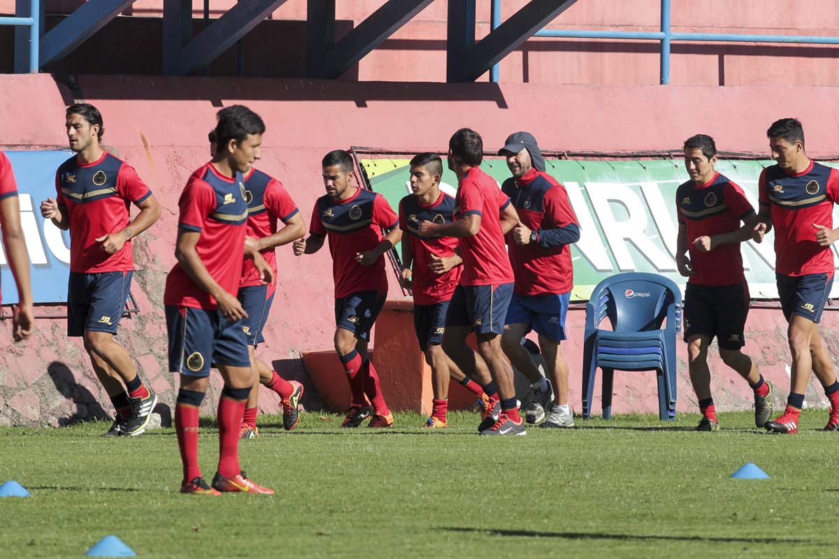 Los rojos se entrenaron en El Trébol de cara al juego contra Carchá. (Foto Prensa Libre: Norvin Mendoza)