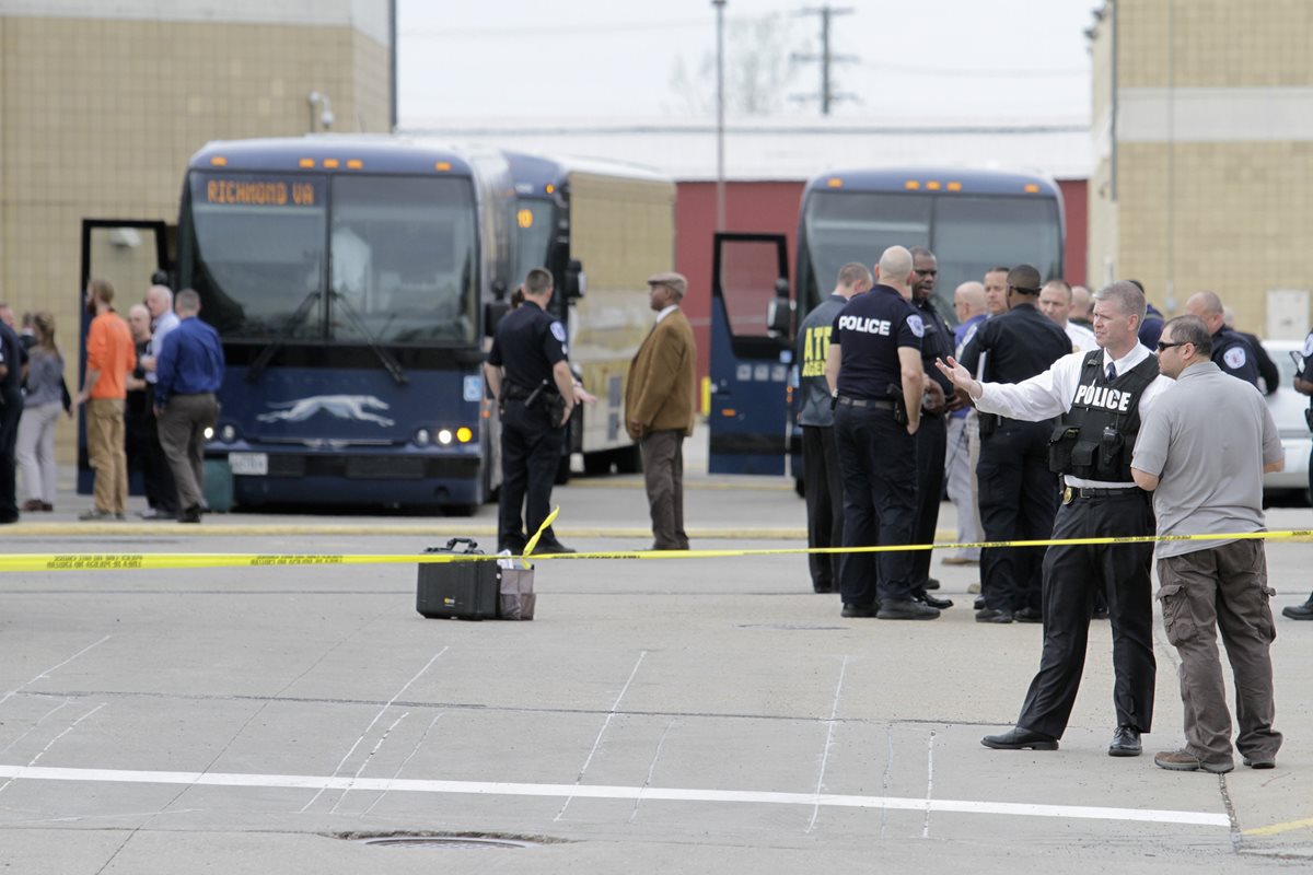 Un hombre armado hirió a un policía estatal de Virginia antes de ser muerto a balazos. (Foto Prensa Libre: AFP).