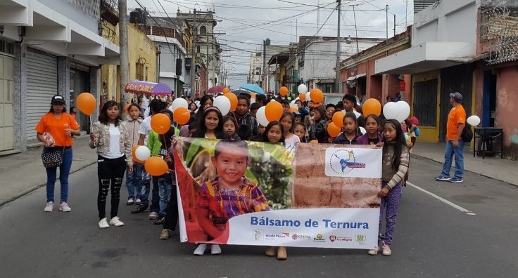 Decenas de menores recorrieron las calles del Centro Histórico en la Caminata Huellas de Ternura. (Foto Prensa Libre: @WorldVisionGt)