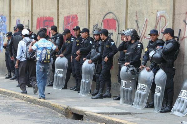 Policías  permanece apostada alrededor del estadio del Trébol. (Foto Prensa Libre: Paulo Raquec)