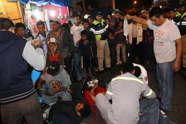 Bomberos Voluntarios prestaron primeros auxilios personas heridas de bala en el parque central de Palín, Escuintla. (Foto Prensa Libre: Enrique Paredes)