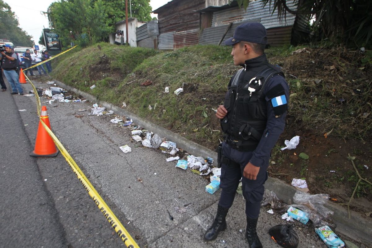 Mujer de 73 años murió atropellada en el kilómetro 14.5 de la ruta a El Salvador. (Foto Prensa Libre: Érick Ávila)