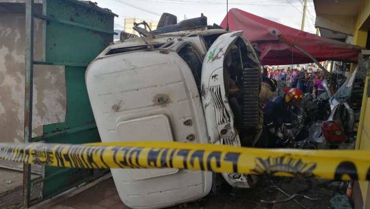 Los dos vehículos accidentados chocaron contra una vivienda. (Foto Prensa Libre: Mynor Toc).