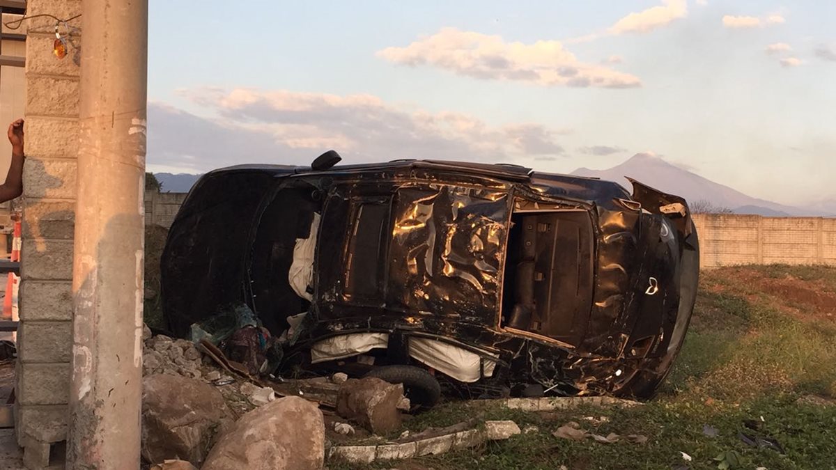 Automotor accidentado en el km 69 de la ruta a Puerto Quetzal, Escuintla. (Foto Prensa Libre: Enrique Paredes).
