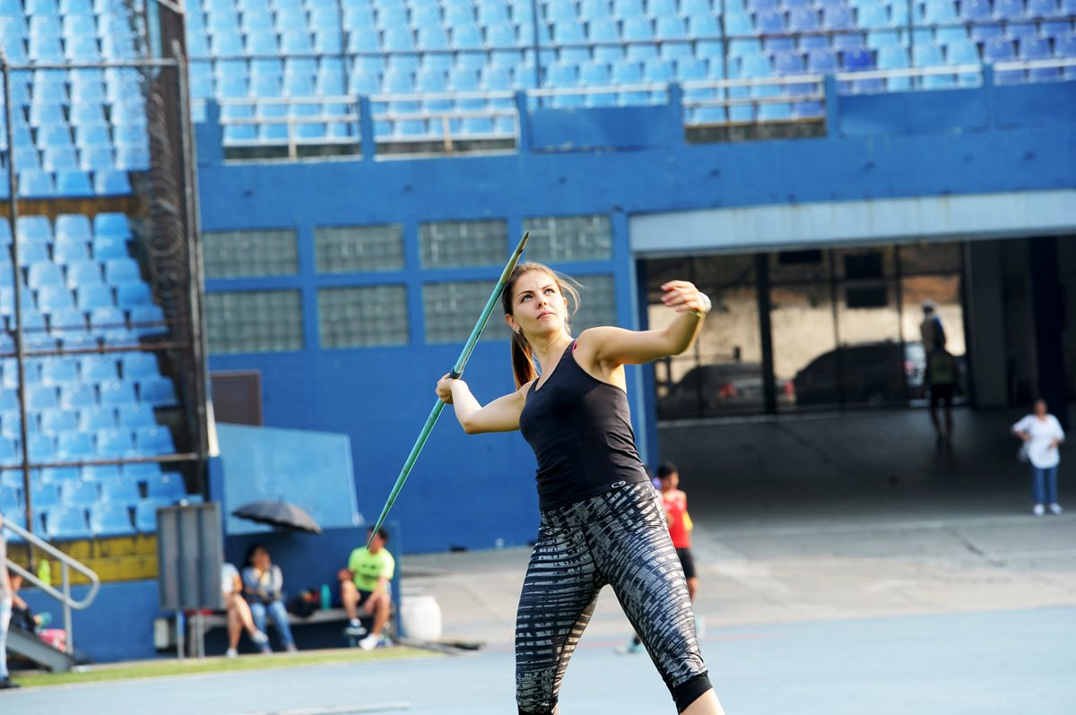 La atleta Sofía Alonso posee el récord nacional (42.45 metros) en el lanzamiento de jabalina. Este año inició su segundo ciclo olímpico (Foto Prensa Libre: Edwin Fajardo)