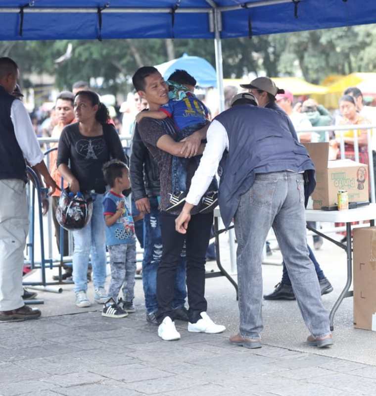 Los agentes de la SAAS registraban a las personas que deseaban ingresar al lugar en la Plaza de la Constitución para observar el desfile. (Foto Prensa Libre: Esbin García)