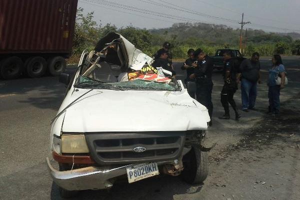 Vehículo en el que murió un hombre cuando chocó con un camión en Siquinalá, Escuintla. (Foto Prensa Libre: Carlos Enrique Paredes)