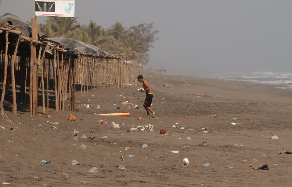 La limpieza de la playa de Sipacate, Escuintla, inició el pasado fin de semana. (Foto Prensa Libre: Enrique Paredes)