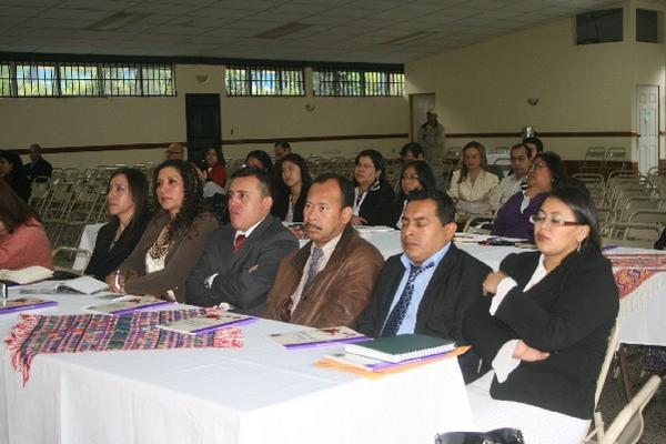 Operadores de justicia y estudiantes, durante el diplomado con enfoque de género.