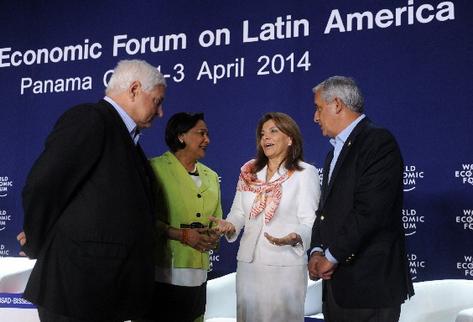 Durante el foro conversan el presidente de Panamá, Ricardo Martinelli; la primera ministra de Trinidad y Tobago, Kamla Persad Bissessar, y los gobernantes  Laura Chinchilla, de Costa Rica, y Otto Pérez Molina.