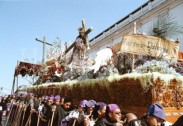 El Lunes Santo de 2003 la alegoría fue elaborada a la usanza tradicional, el Nazareno lucía su resplandor redondo de plata y túnica lila bordada en oro. (Foto: Hemeroteca PL)