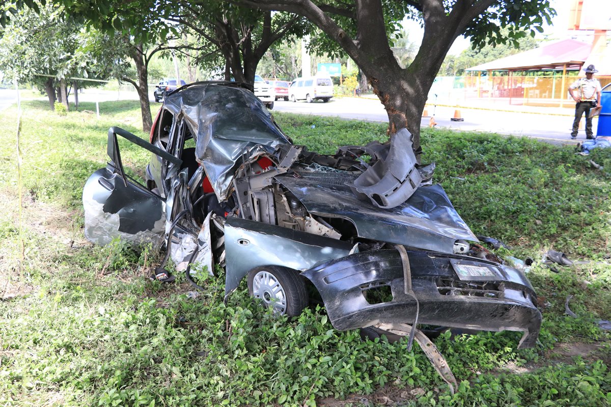 El vehí­culo impacto con un árbol lo que causo la muerte por politraumatismo del chófer y dos acompañantes. (Foto Prensa Libre:Enrique Paredes)