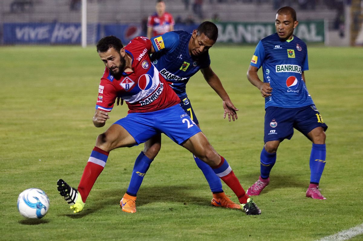 Altenses y escarlatas dividieron puntos este sábado por la noche en partido de la jornada 14 del Clausura 2016 (Foto Prensa Libre: Carlos Ventura)