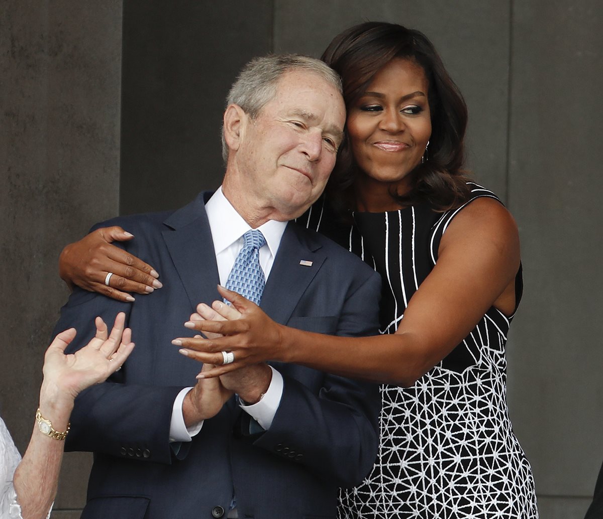 El abrazo de Michelle Obama a George W. Bush se viraliza en redes