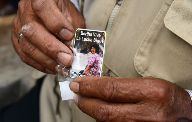Amigos y familiares de Berta Cáceres portaron calcomanias este sábado durante la inhumación de la activista. (Foto Prensa Libre: AFP)