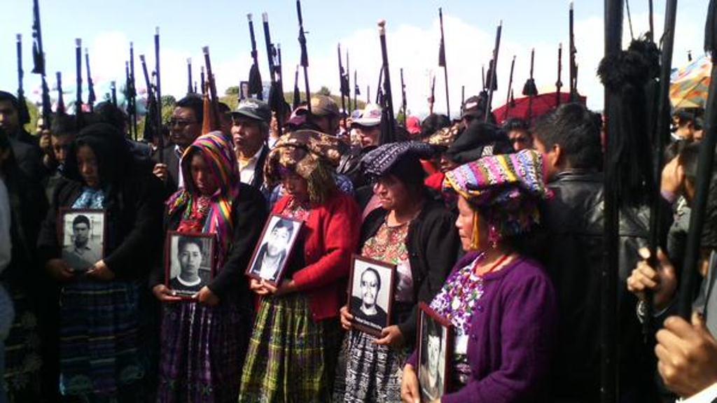 Personas recuerdan a víctima de matanza en la Cumbre de Alaska, en Santa Catarina Ixtahuacán, Sololá. (Foto Prensa Libre: @PrensaComunitaria)