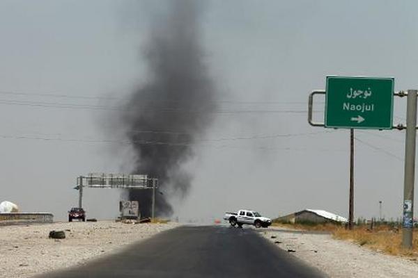 Humo sale de una zona controlada por los insurgentes 'yihadistas' del EIIL, entre Naojul y Tuz Jurmatu, en Irak. (Foto Prensa Libre/AFP)