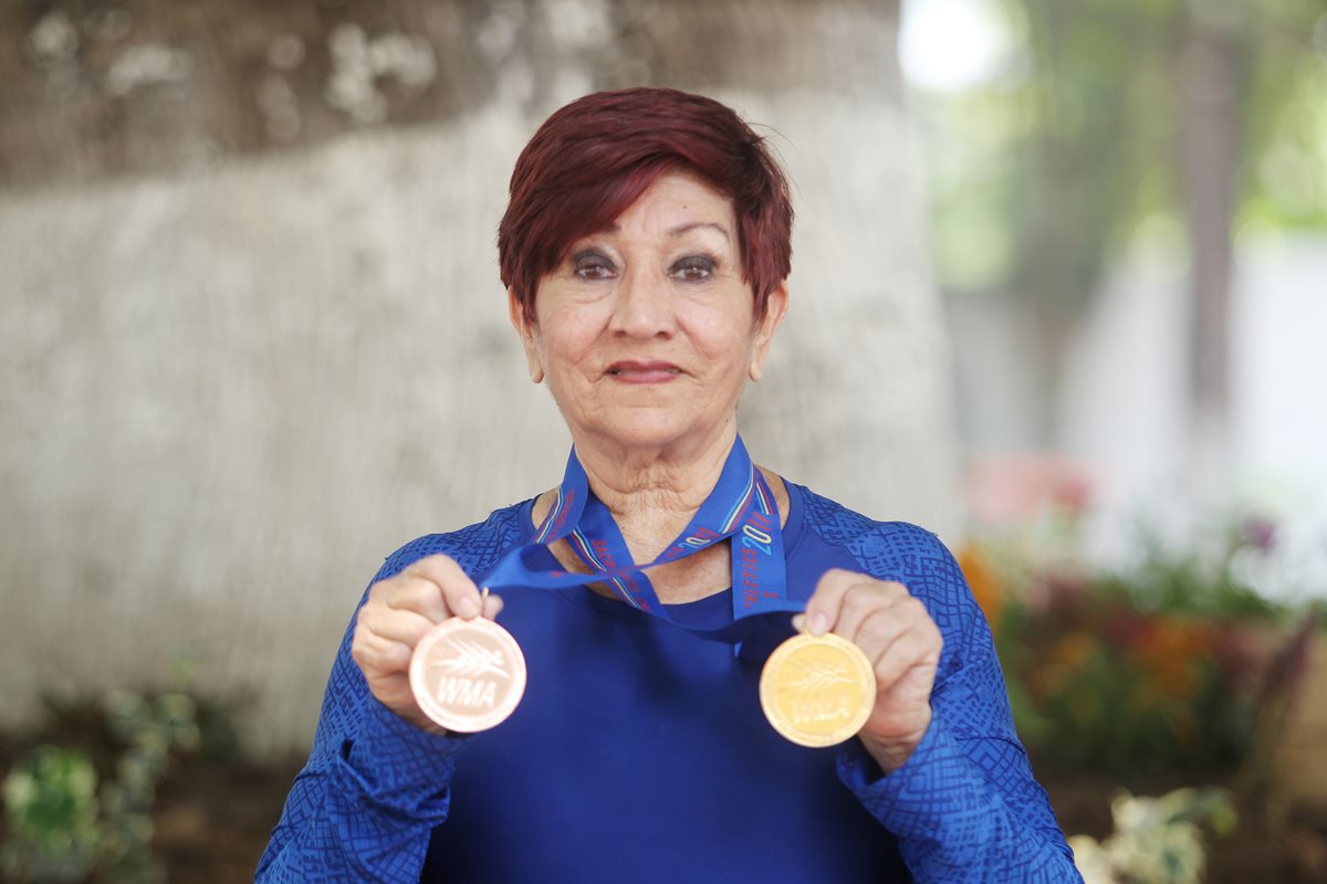 María Teresa Rizo muestra algunas de las medallas ganadas en su trayectoria en el atletismo. (Foto Prensa Libre: Fernando López R.)