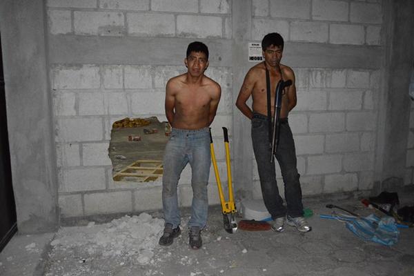 Dos integrantes de la banda Los Quichelenses fueron capturados cuando saqueaban una bodega. (Foto Prensa Libre: Víctor Gómez)<br _mce_bogus="1"/>