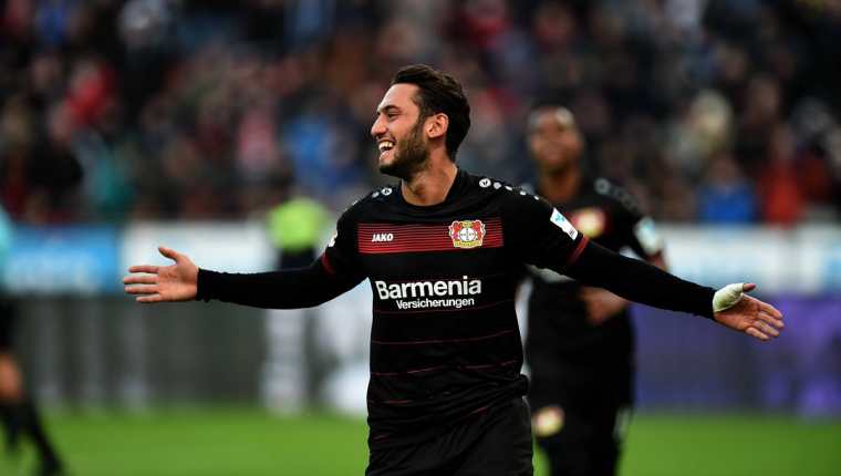 Hakan Calhanoglu festeja después de anotar en el triunfo del Bayer Leverkusen. (Foto Prensa Libre: AFP)