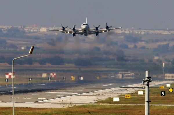 Un avión de EEUU llega a labase aérea de Incirlik, en Adana,Turquía. (Foto Prensa Libre:AFP).