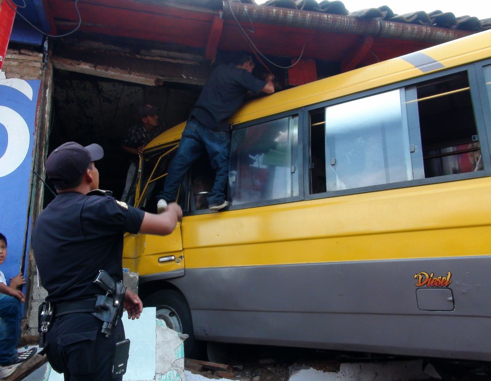 Microbús destruyó parte de una vivienda, en San Bernardino, Suchitepéquez. (Foto Prensa Libre: Melvin Popá)
