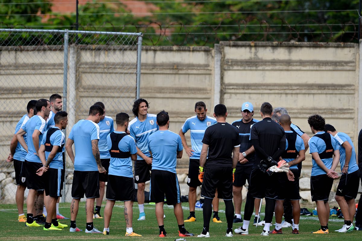 La selección de Uruguay vivió un viaje complicado para llegar a Venezuela. (Foto Prensa Libre: AFP)
