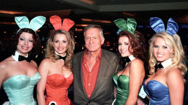 Las conejitas Playboy servían bebidas en los clubs de Hefner ataviadas con unos inconfundibles uniformes. (PLAYBOY)