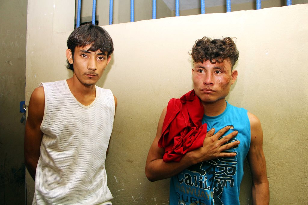 Los capturados fueron llevados a la sub estación de la Policía Nacional Civil, en Nuevo San Carlos, Retalhuleu. (Foto Prensa Libre: Rolando Miranda).