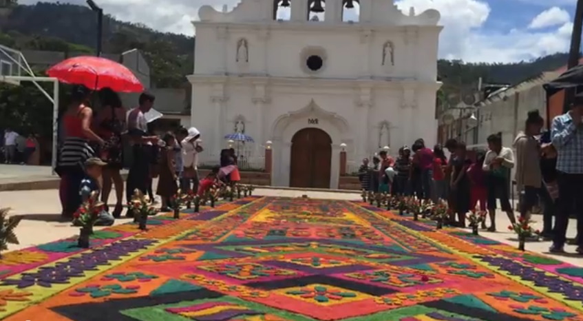La Familia Reyes tiene 10 años de elaborar la alfombra para Jesús Nazareno. (Foto Prensa Libre: Mynor Reyes) 
