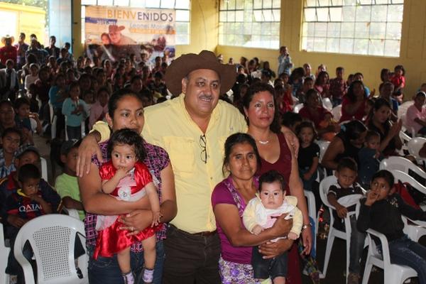 Leonel Morales, jefe edil  de San Rafael, Santa Rosa, durante la celebración del Día de la Madre. (Foto Prensa Libre: Oswaldo Cardona)