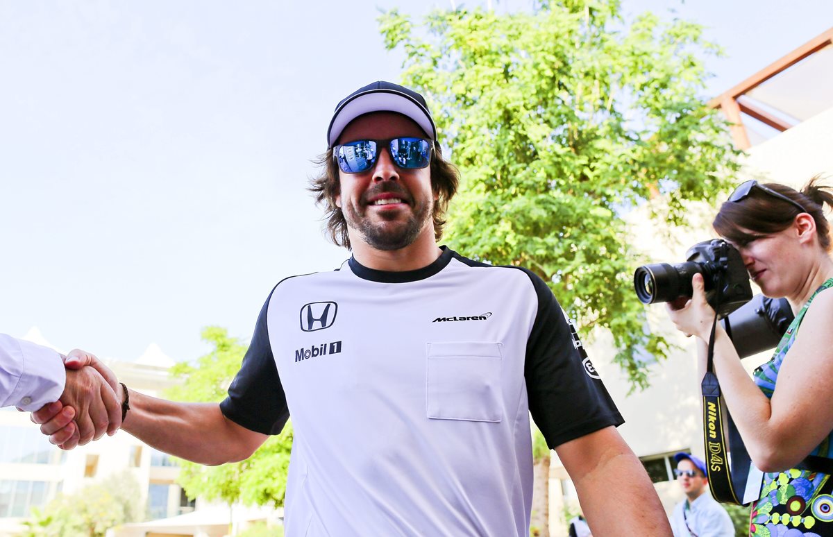 El piloto español de Fórmula Uno Fernando Alonso de McLaren camina por la calle de garajes del circuioto de Yas Marina en Dubai (Foto Prensa Libre: EFE)