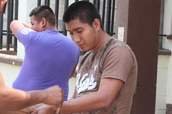 Dos presuntos extorsionistas, detenidos en Baja Verapaz.