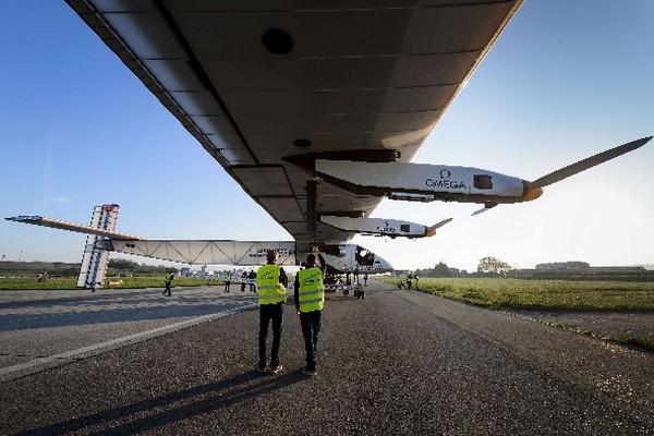 Aeronave incluye paneles solares para almacenar energía solar. (Foto Prensa Libre: AP)