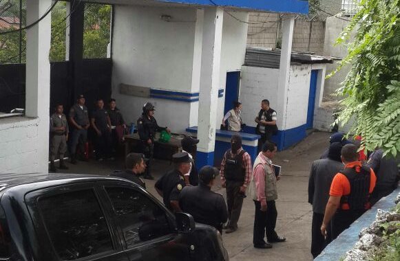 Agentes de la PNC han sido enviados a la cárcel de El Boquerón, en Cuilapa, para apoyar a guardias del Sistema Penitenciario. (Foto Prensa Libre: PNC)