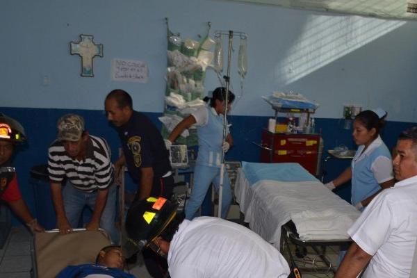 Noldin López, quien fue baleado en Teculután, recibe atención en el Hospital Regional de Zacapa. (Foto Prensa Libre: Víctor Gómez)