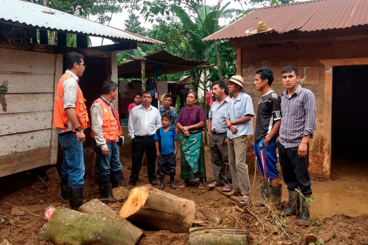Personal de la Conred, durante la evaluación de daños en una de las comunidades en riesgo por las lluvias. (Foto Prensa Libre: Whitmer Barrera)