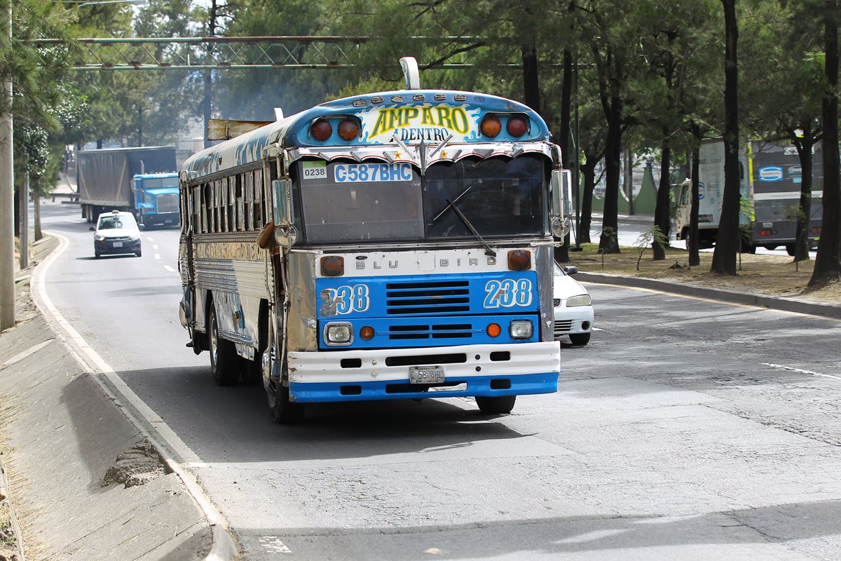 En el Anillo Periférico transitan autobuses deteriorados que provienen de colonias de la zona 7 capitalina. Usuarios se quejan de mal servicio. (Foto Prensa Libre: Álvaro Interiano).