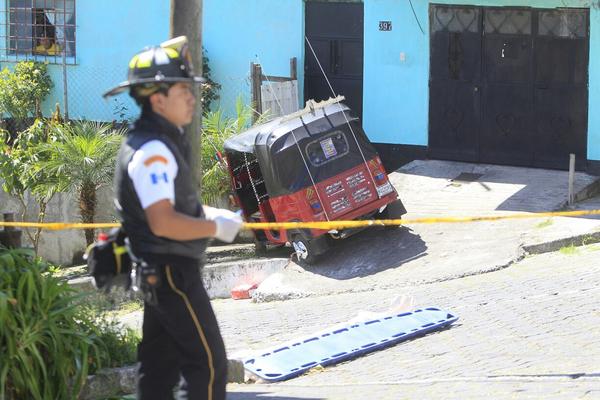 El piloto del mototaxi murió a balazos mientras que el vehículo sin control quedó sobre la acera (Foto Prensa Libre: Erick Ávila)<br _mce_bogus="1"/>