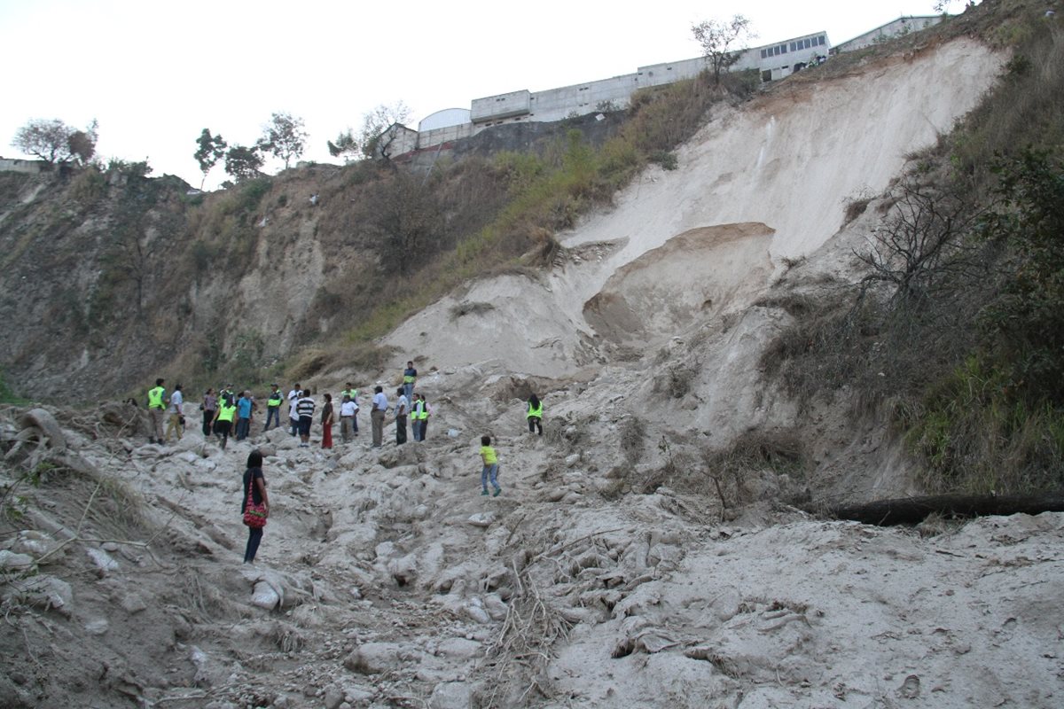 Área donde se registró el derrumbe en el km 13.5 de la capital y que dejó sin agua entubada a las zonas 17 y 18. (Foto Prensa Libre: Cortesía comuna capitalina).