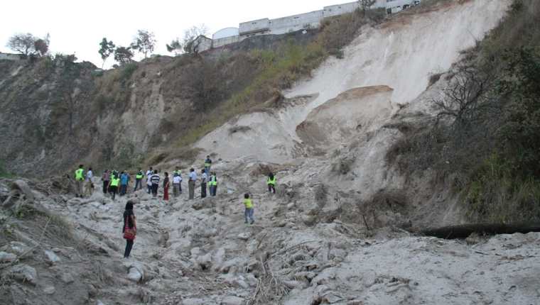 Área donde se registró el derrumbe en el km 13.5 de la capital y que dejó sin agua entubada a las zonas 17 y 18. (Foto Prensa Libre: Cortesía comuna capitalina).