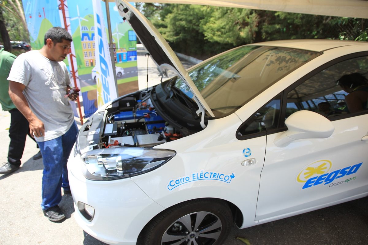 Exhiben modelos de carros eléctricos. (Foto Prensa Libre: Esbin García)