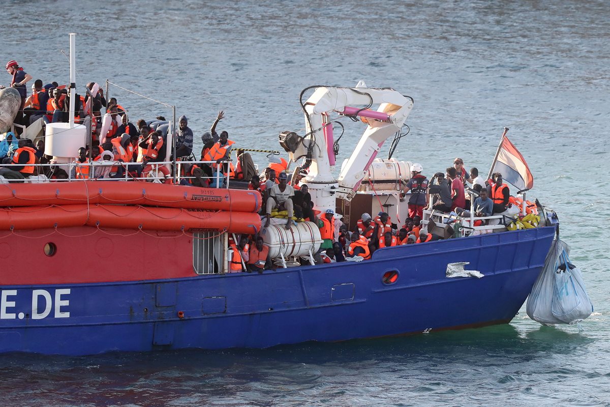 El barco Lifeline con 230 inmigrantes llega a Malta tras seis días de espera y Portugal ofrece recibirlos. (Foto Prensa Libre:EFE).